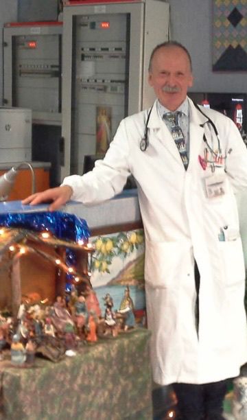Dott. Giuseppe Aucello in camice bianco nel suo ambulatorio a Cava de' Tirreni