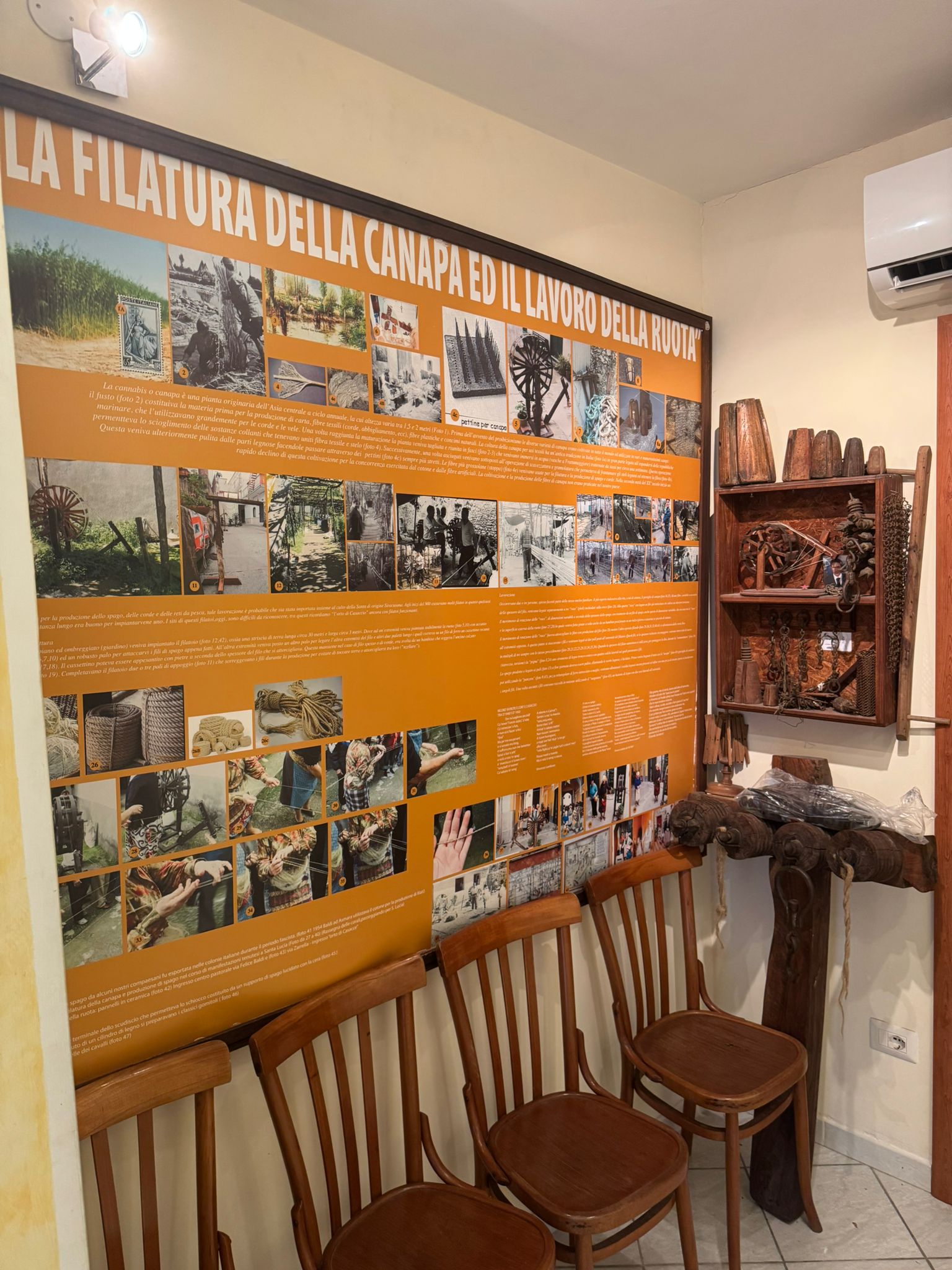 Dettaglio della sala d'attesa con opere e ricordi