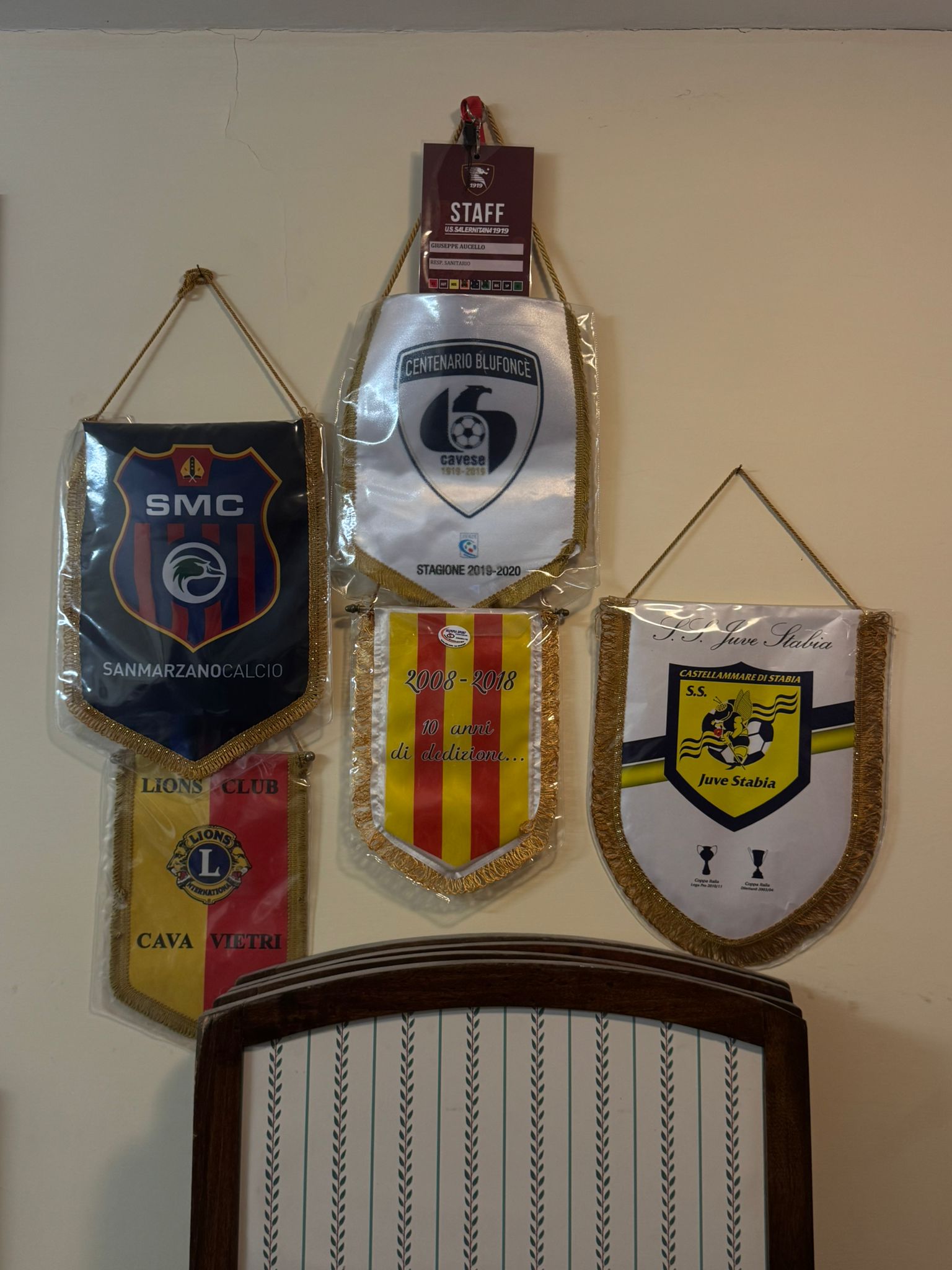 Gagliardetti sportivi esposti nello studio del Dott. Aucello