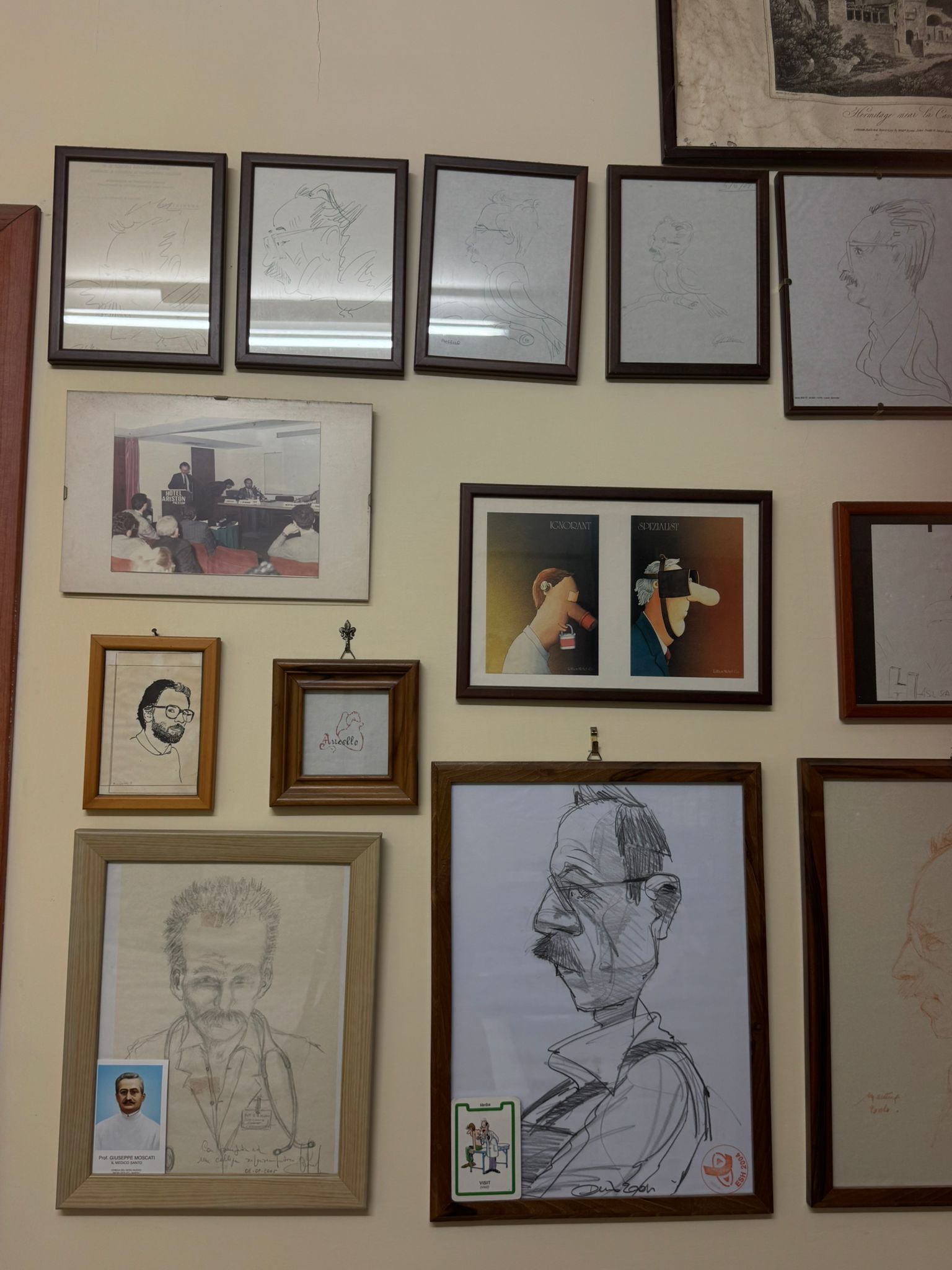 Parete di ritratti e ricordi nello studio del Dott. Giuseppe Aucello